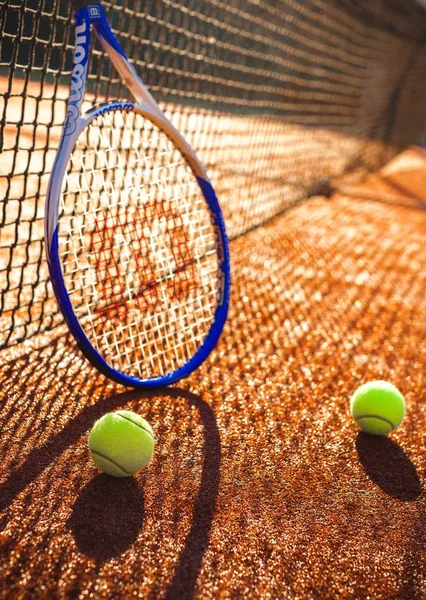 Tennisschläger und Bälle auf einem Tennisplatz — Stockfoto