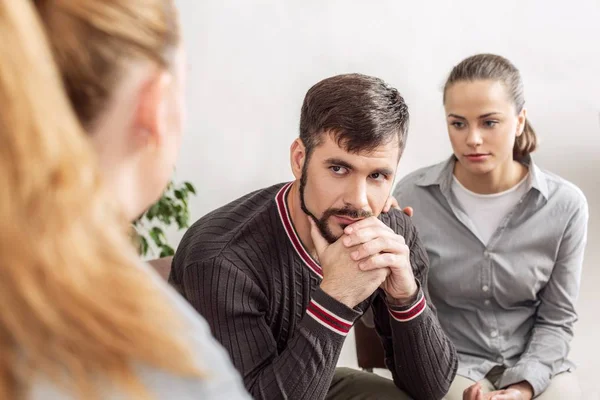 Pareja Joven Sentada Sofá Del Psicoterapeuta — Foto de Stock