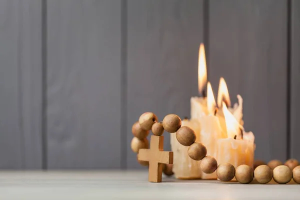 Christelijke kruis op Bijbel en kaars. — Stockfoto