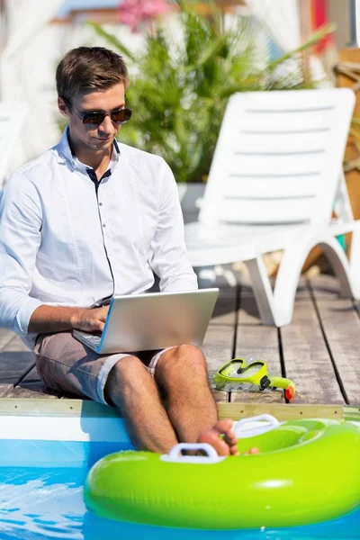 Jovem Empresário Engraçado com SwimmingTrunks ao lado da piscina — Fotografia de Stock
