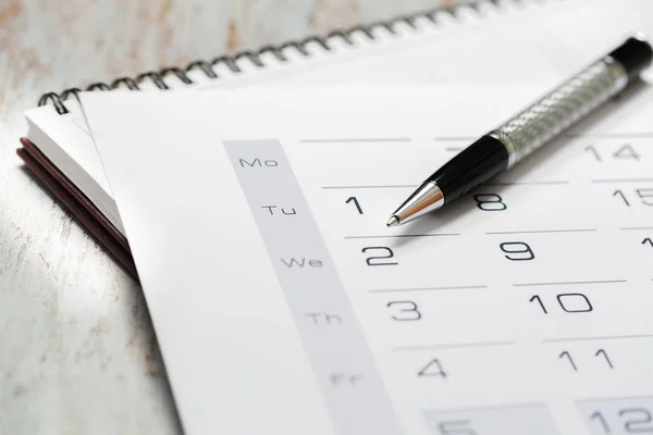 Modello Calendario Organizzatore Con Penna Sul Tavolo — Foto Stock