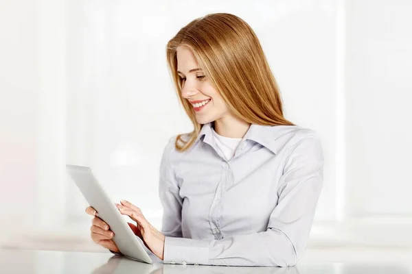 Imagem de mulher sorridente com tablet pc — Fotografia de Stock