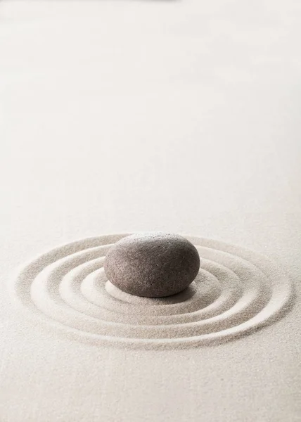砂の中の禅石のクローズ アップ ビュー — ストック写真