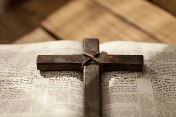 Kříž na Bibli. — Stock fotografie