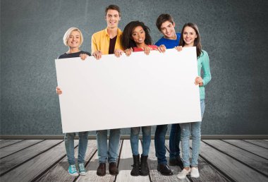 r boş kart tutan mutlu öğrenciler 