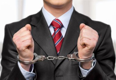 Arka planda kelepçeli adam, yakın çekim