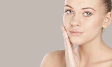 Mükemmel ciltli bir kadın