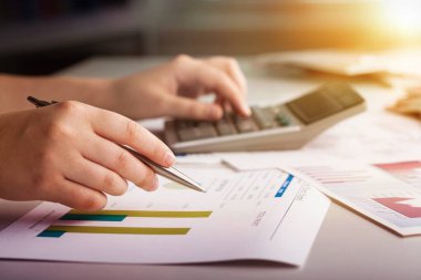 Finansal veri analizi. Yakın çekim fotoğraf hesap makinesi Office ile çalışan bir iş adamı. Seçici odak