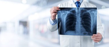 Doktor röntgen tutarak yakından görmek