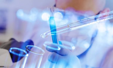 Cam laboratuvar şişeler ışık arka plan üzerinde 