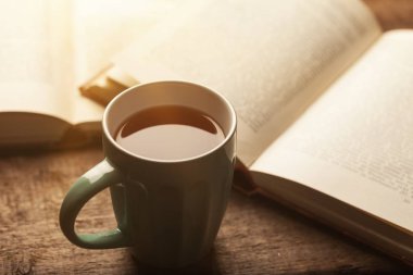 kitap ve çay.