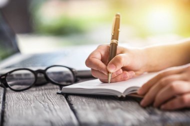 kadın yazma not edin.