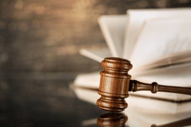 Kitap ve ahşap masa üstünde tahta tokmak