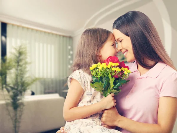 Mor och dotter med blommor — Stockfoto