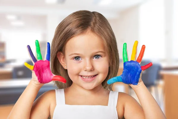 Маленькая девочка показывает окрашенные руки — стоковое фото