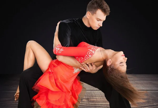 Uomo e donna che ballano la Salsa — Foto Stock