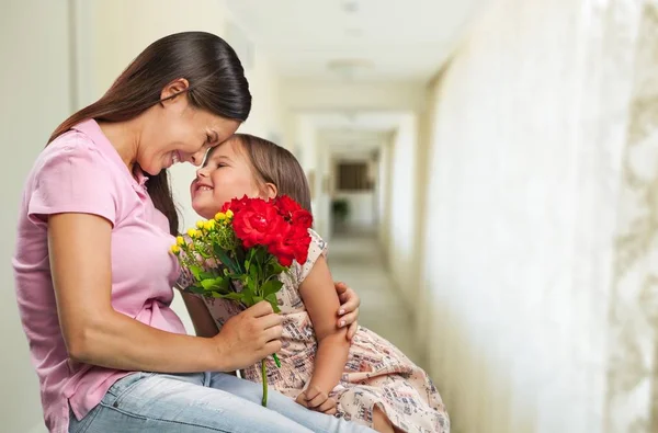 Mor och dotter med blommor — Stockfoto