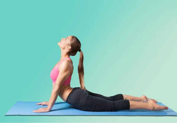 Mujer realizando ejercicio de yoga —  Fotos de Stock