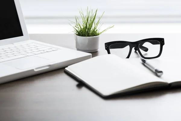 Periódico con computadora en la mesa. — Foto de Stock