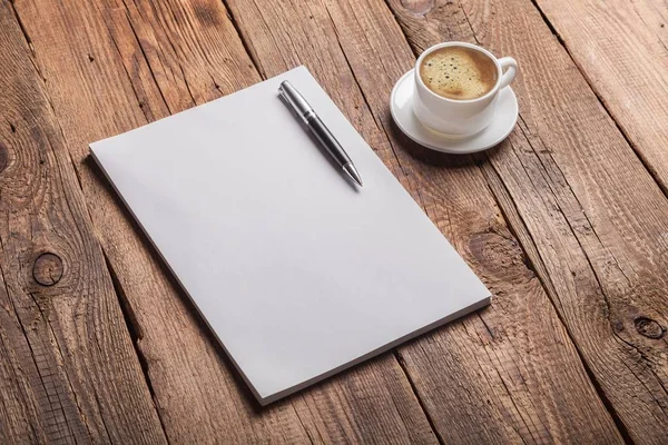 Kaffe, anteckningsblock och penna — Stockfoto