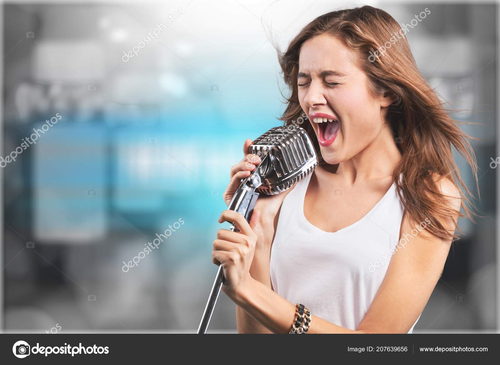 Молодая Женщина Поет Стоковое Фото ©billiondigital 207639656