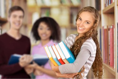 genç kız öğrenci holding kitaplar