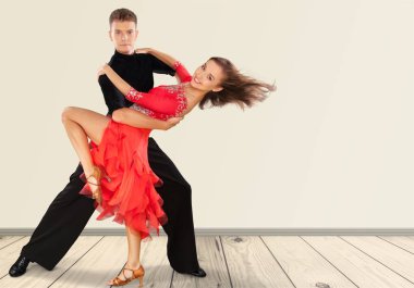 genç adam ve bir kadın Salsa dans