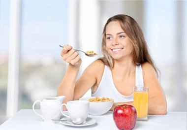 Sağlıklı kahvaltı bir kadın portresi