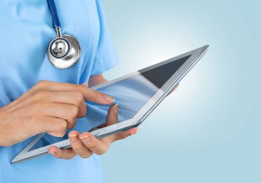 dijital tablet kullanan doktor.