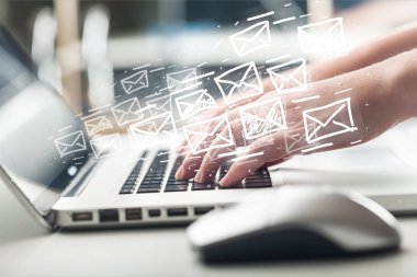 Modern laptop klavye yazarak eller 