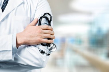 Steteskop tutan genç bir doktor.