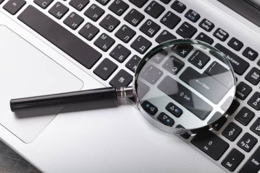 Büyüteç ile dizüstü bilgisayar.