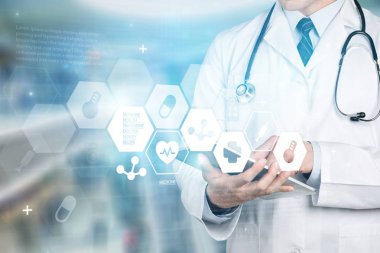 Doktor dijital tablet, yakın çekim yakın çekim görünümünü kullanma 