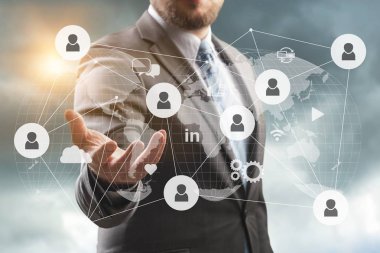 İş öğeleri simgeleri ekranda dokunmadan adam