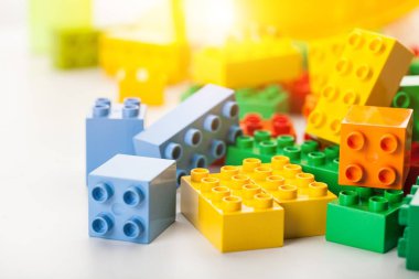 Arkaplanda izole edilmiş oyuncak renkli bloklar