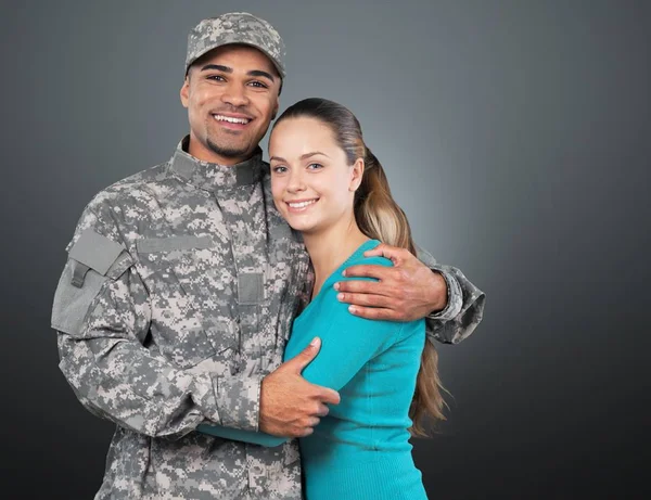 Lächelnder Soldat mit seiner Frau — Stockfoto