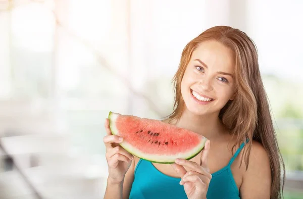 Vrouw die Watermeloen eet. — Stockfoto