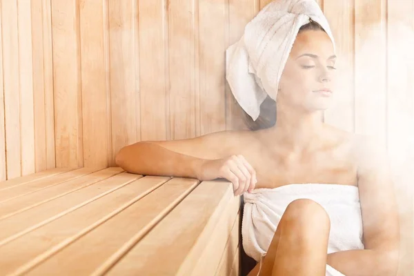 Jovem Bela Mulher Relaxada Sauna — Fotografia de Stock