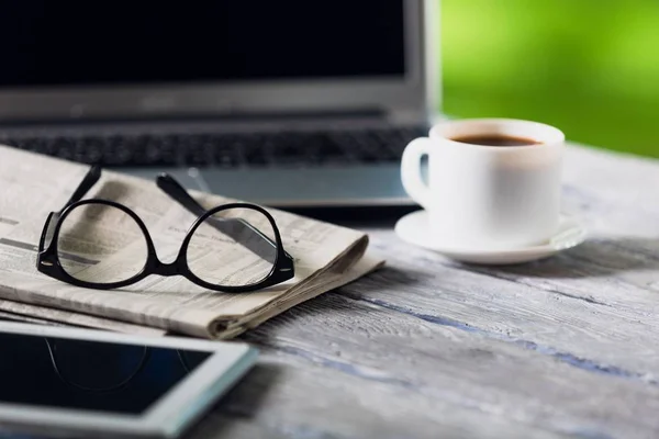 Lugar de trabajo moderno con portátil — Foto de Stock