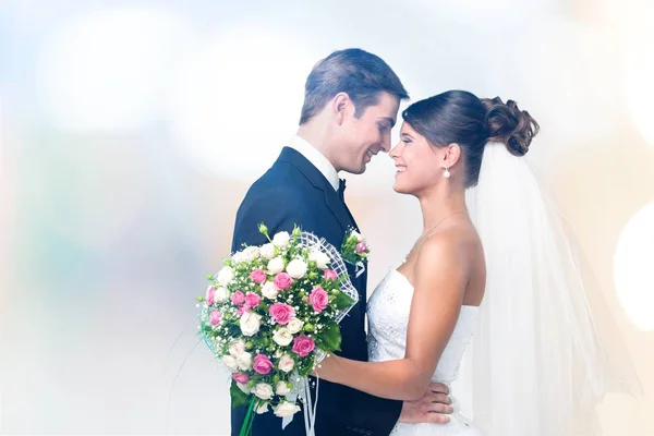 Porträt Eines Jungen Hochzeitspaares Das Sich Umarmt — Stockfoto