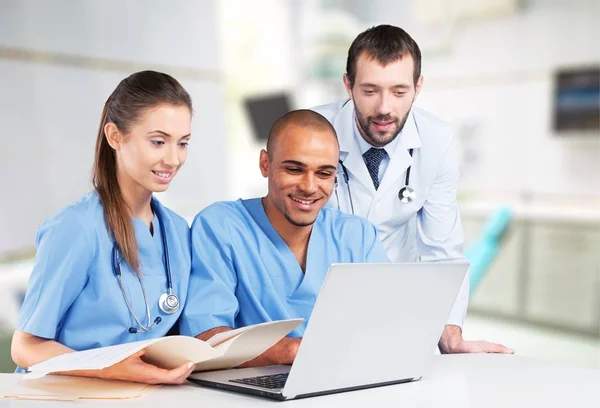 Doctors team talking expertise — Stock Photo, Image