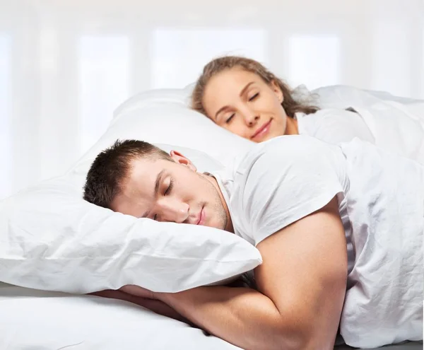 Молодая пара спит — стоковое фото