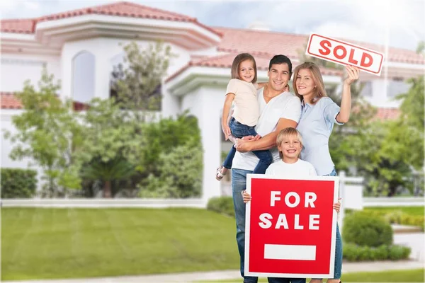 Família Feliz Quatro Com Para Venda Sinal Por Casa — Fotografia de Stock