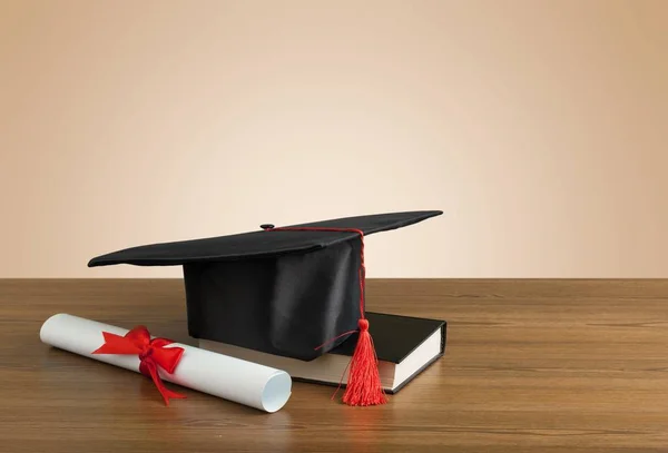 Chapéu Graduação Livro Diploma Mesa Madeira — Fotografia de Stock