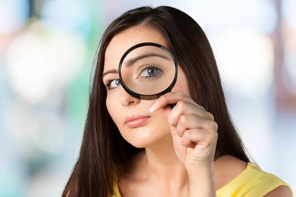 Jonge Mooie Vrouw Die Vergrootglas Vasthoudt — Stockfoto