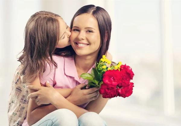 Madre e figlia con fiori — Foto Stock