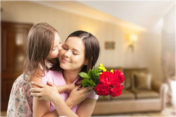 Matka i córka z kwiatami — Zdjęcie stockowe