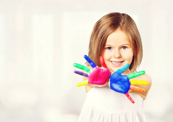 Işık Arka Plan Üzerinde Renkli Boyalı Ellerle Sevimli Küçük Kız — Stok fotoğraf