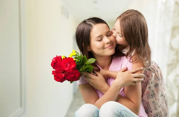 Mor och dotter med blommor — Stockfoto