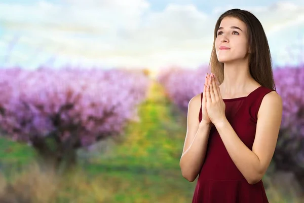Женщина Молится Летнем Саду — стоковое фото
